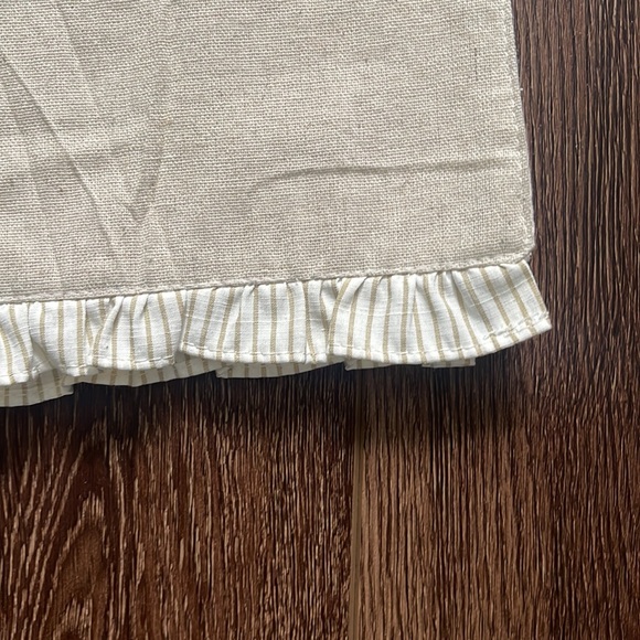 Isaac Mizrahi Table Runner Bunny with Glasses Ruffle Beige - Picture 7 of 8